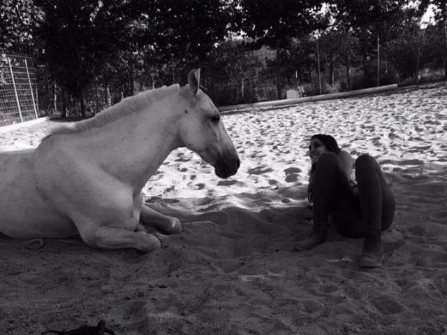 Tumbada frente al caballo